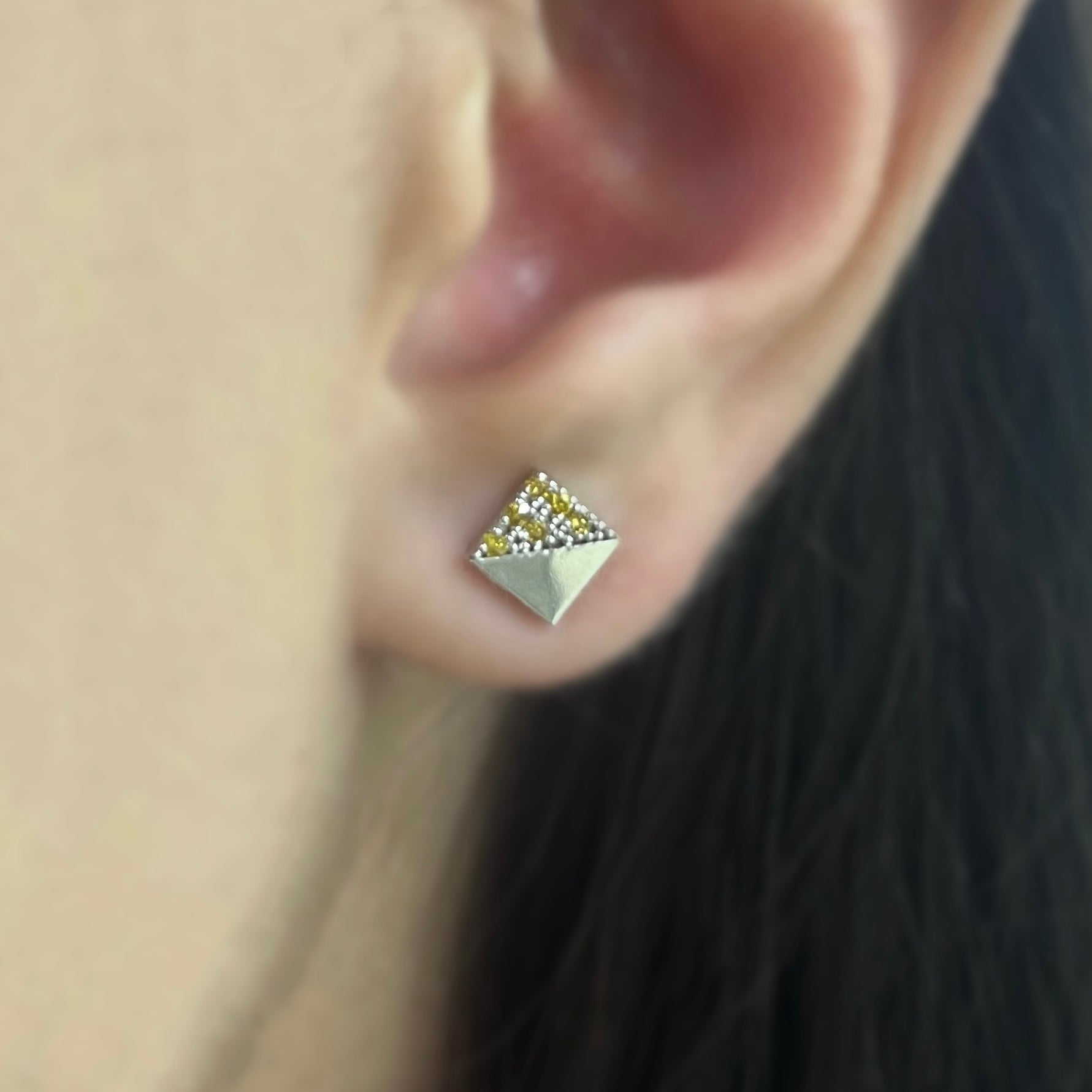 Обеци от бяло злато с жълти диаманти 0.14 карата